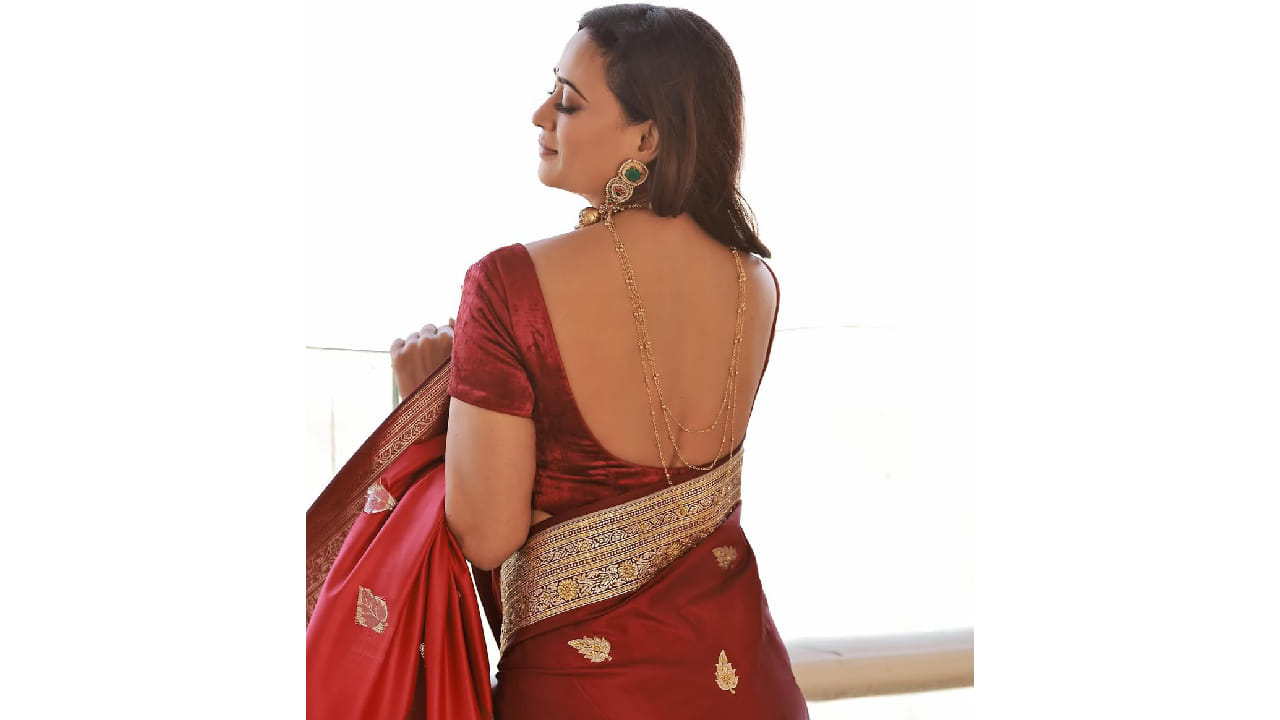 साडीसोबत तिने मॅचिंग मरून वेलवेट ब्लाउज घातला होता. त्यासोबत तिने वेगळ्या स्टाइलमध्ये ज्वेलरी कॅरी केली होती. बॅक स्टाइल केलेली लेयर्ड चेन लुकला मॉडर्न ट्विस्ट देत होती. चोकर सेट, लांब इयररिंग्स आणि हातफूल यामुळे तिचा संपूर्ण लुक अधिक उठावदार दिसत होता.