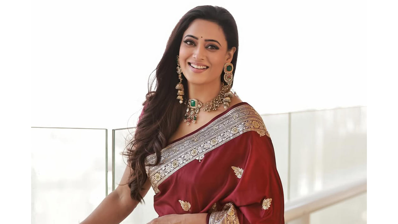 या लुकमध्ये श्वेताने सुंदर बनारसी सिल्क साडी परिधान केली होती, ज्यावर गोल्ड जरी वर्क आणि पारंपरिक डिझाईन खूपच आकर्षित दिसत होते. साडीचा रिच बॉर्डर आणि क्लासी पॅटर्नमुळे तिचा लुक अधिकच एलिगंट आणि रॉयल वाटत होता.