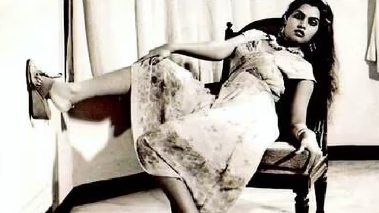 मात्र, त्यांच्या वैयक्तिक आयुष्यात अनेक चढ-उतार होते. अपयशी नाती आणि करिअरमधील घसरण यामुळे त्या मानसिकदृष्ट्या खचल्या. हळूहळू त्या नैराश्यात गेल्या आणि त्याचा त्यांच्या आयुष्यावर परिणाम झाला. 1996 रोजी सिल्क स्मिता आपल्या घरात मृत अवस्थेत आढळल्या. त्यांच्या मृत्यूबाबत अनेक प्रश्न उपस्थित झाले. पोस्टमॉर्टम अहवालानुसार, अतिप्रमाणात मद्यपान केल्यामुळे त्यांचा मृत्यू झाल्याचे सांगण्यात आले. 