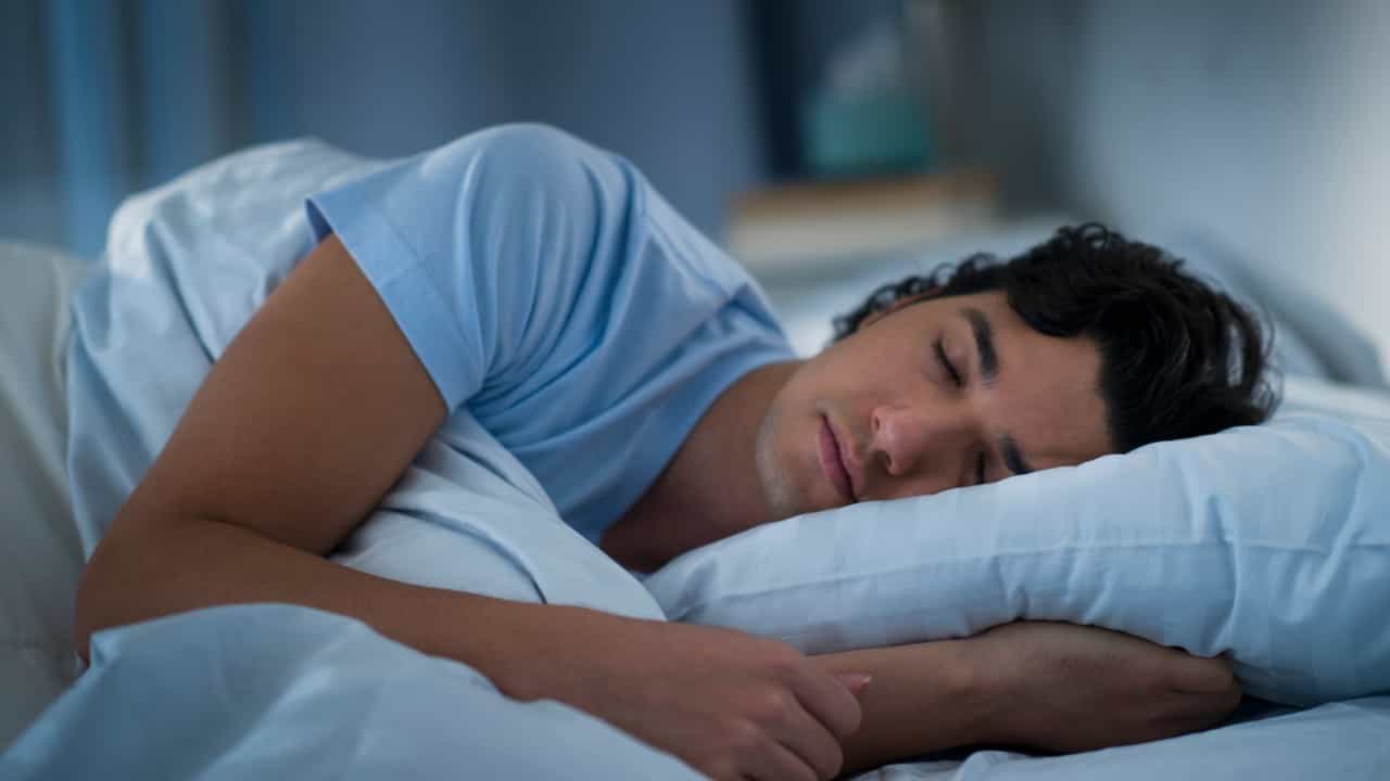 सध्या आपल्या प्रत्येकाची जीवनशैली ही धावपळीची बनली आहे. धावपळीच्या जीवनशैलीत आपण अनेकदा आरोग्याकडे दुर्लक्ष करतो, ज्याचा थेट परिणाम आपल्या झोपेवर होतो.