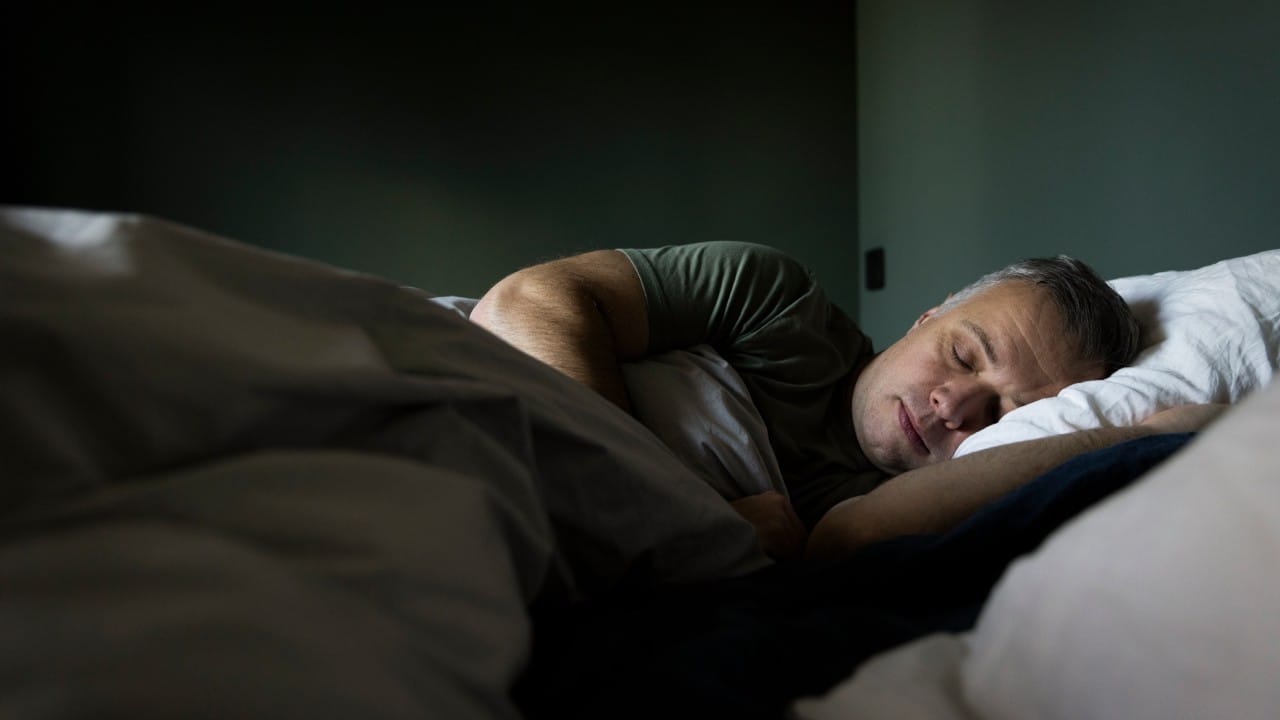 शांत झोप लागण्यासाठी रात्रीचे जेवण हलके असावे. झोपण्यापूर्वी मोबाईल किंवा टीव्हीचा वापर टाळून एखादे पुस्तक वाचणे किंवा ध्यान करणे फायदेशीर ठरते. (डिस्क्लेमर : या आर्टिकलमध्ये देण्यात आलेली माहिती व उपाय हे सामान्य ज्ञानावर आधारित आहेत. आमचा याला दुजोरा नाही. ते अवलंबण्यापूर्वी तज्ज्ञांचा सल्ला जरूर घ्यावा.)