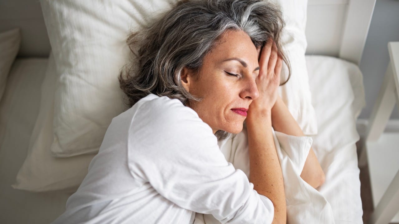 तर वयोवृद्ध व्यक्तींना साधारणपणे ७ ते ८ तास झोपेची गरज असते. वाढत्या वयानुसार झोपेच्या पॅटर्नमध्ये बदल होत असल्याने शांत आणि गाढ झोप मिळणे आरोग्यासाठी फायदेशीर ठरते.