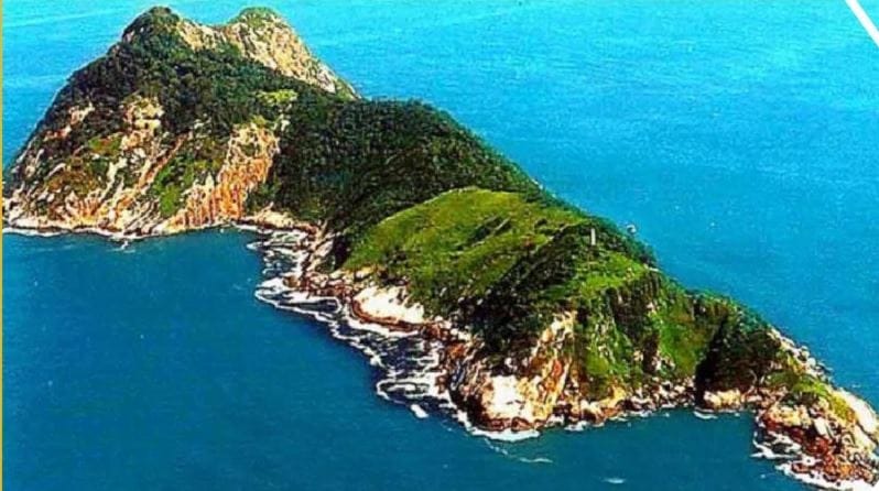 हा आयलँड फक्त सापांचा आहे. इथे सापांचेच राज्य असते. इथे प्रत्येक वर्गमीटवर पाच साप आढळतात असेस सांगितले जाते. या आयलँडवर एक लाईटहाऊस आहे. कधीकाळी येथे माणसं राहायची. परंतु आता इथे माणसं राहात नाहीत. 