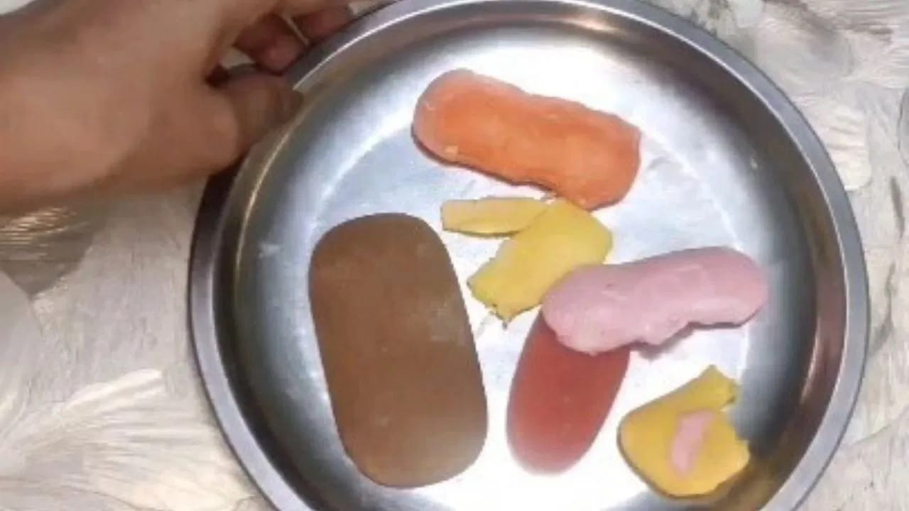 जर तुम्ही घरी कपडे शिवत असाल, तर कापडावर खुणा करण्यासाठी महागड्या टेलरिंग चॉक ऐवजी वाळलेल्या साबणाच्या तुकड्याचा वापर करा. साबणाचे हे डाग धुण्यानंतर सहज निघून जातात आणि पैसेही वाचतात.