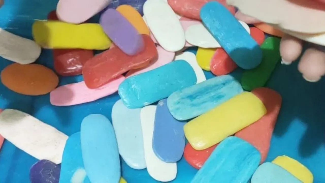 मात्र, हे छोटे तुकडे फेकून न देता आपण त्याचा वापर करून घरातील अनेक कामे सोपी करू शकता. या उरलेल्या साबणाचा वापर तुम्ही घरातील स्वच्छतेपासून ते दुर्गंधी दूर करण्यासाठी नक्की करु शकता.