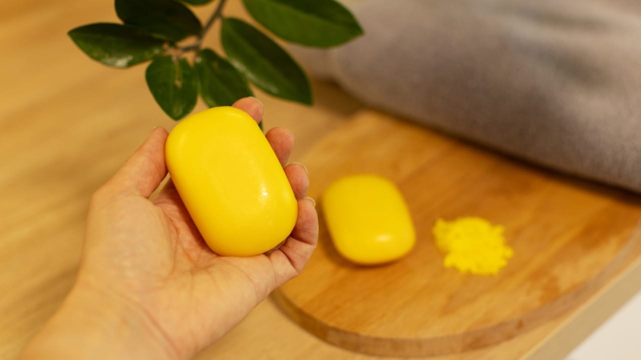 बाथरूममध्ये ओलावा जास्त असल्याने अनेकदा तिथे दुर्गंधी येते. साबणाचे छोटे तुकडे एका जाळीच्या पिशवीत भरून बाथरूमच्या कोपऱ्यात लटकवा. पाण्याच्या वाफेमुळे साबणाचा सुगंध हवेत दरवळत राहील आणि बाथरूम ताजेतवाने वाटेल.