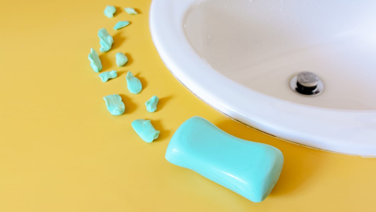 उन्हाळ्यात घामामुळे किंवा पावसाळ्यात ओलाव्यामुळे बुटांना घाण वास येण्याची समस्या निर्माण होते. ही दुर्गंधी दूर करण्यासाठी रात्री झोपताना साबणाचे छोटे तुकडे बुटांमध्ये ठेवा. यामुळे बुटांमधील ओलावा शोषला जातो आणि सकाळी तुमचे बूट फ्रेश वाटतील.