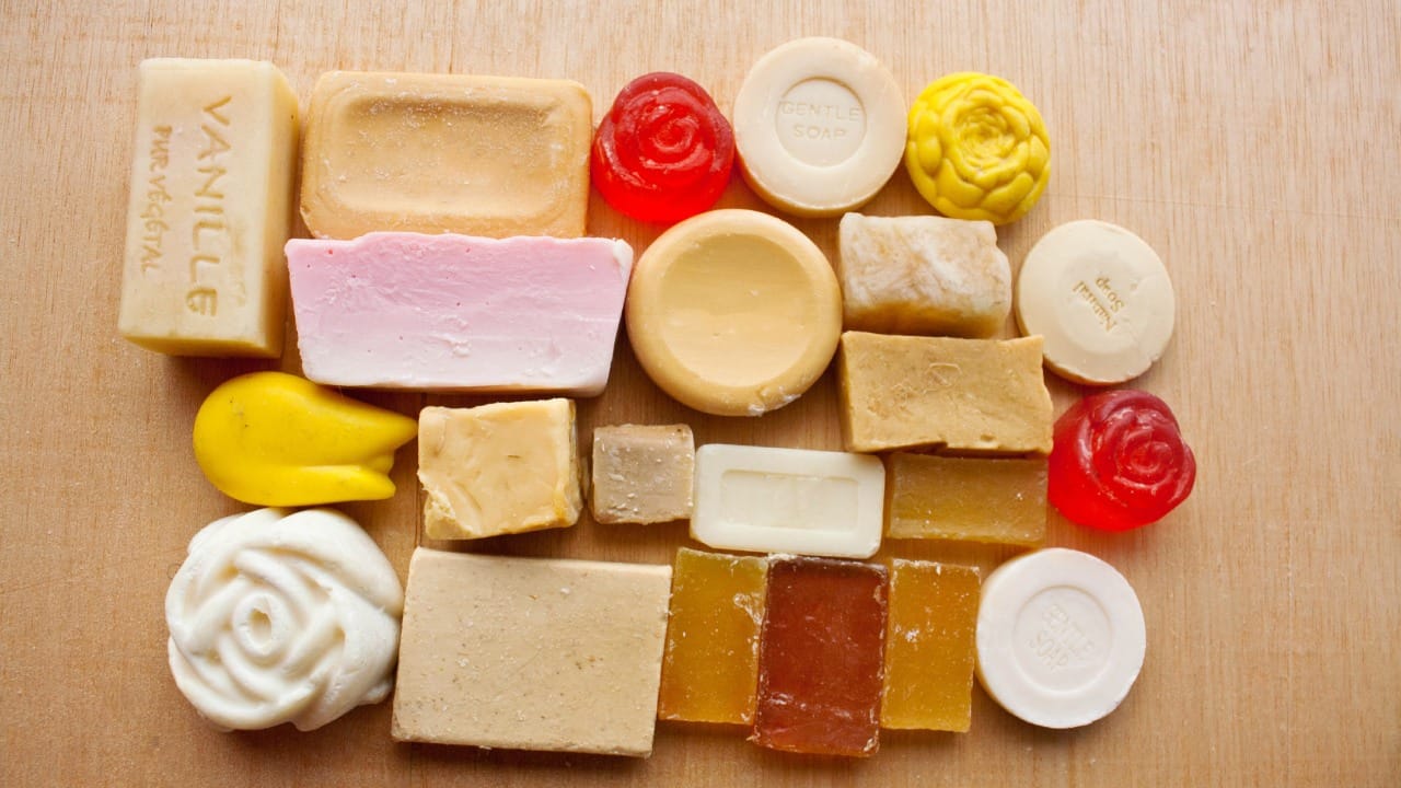 उरलेले साबणाच्या तुकड्यांचा वापर करुन तुम्ही एक लिक्विड सोप तयार करु शकता.  यासाठी उरलेले साबणाचे तुकडे किसून घ्या. एका भांड्यात पाणी गरम करून त्यात हे कीस विरघळवा. हे मिश्रण थंड झाल्यावर त्यात आवडीचे सुगंधी तेल मिसळून एका बाटलीत भरा. तुमचा घरगुती लिक्विड हँडवॉश तयार होईल.