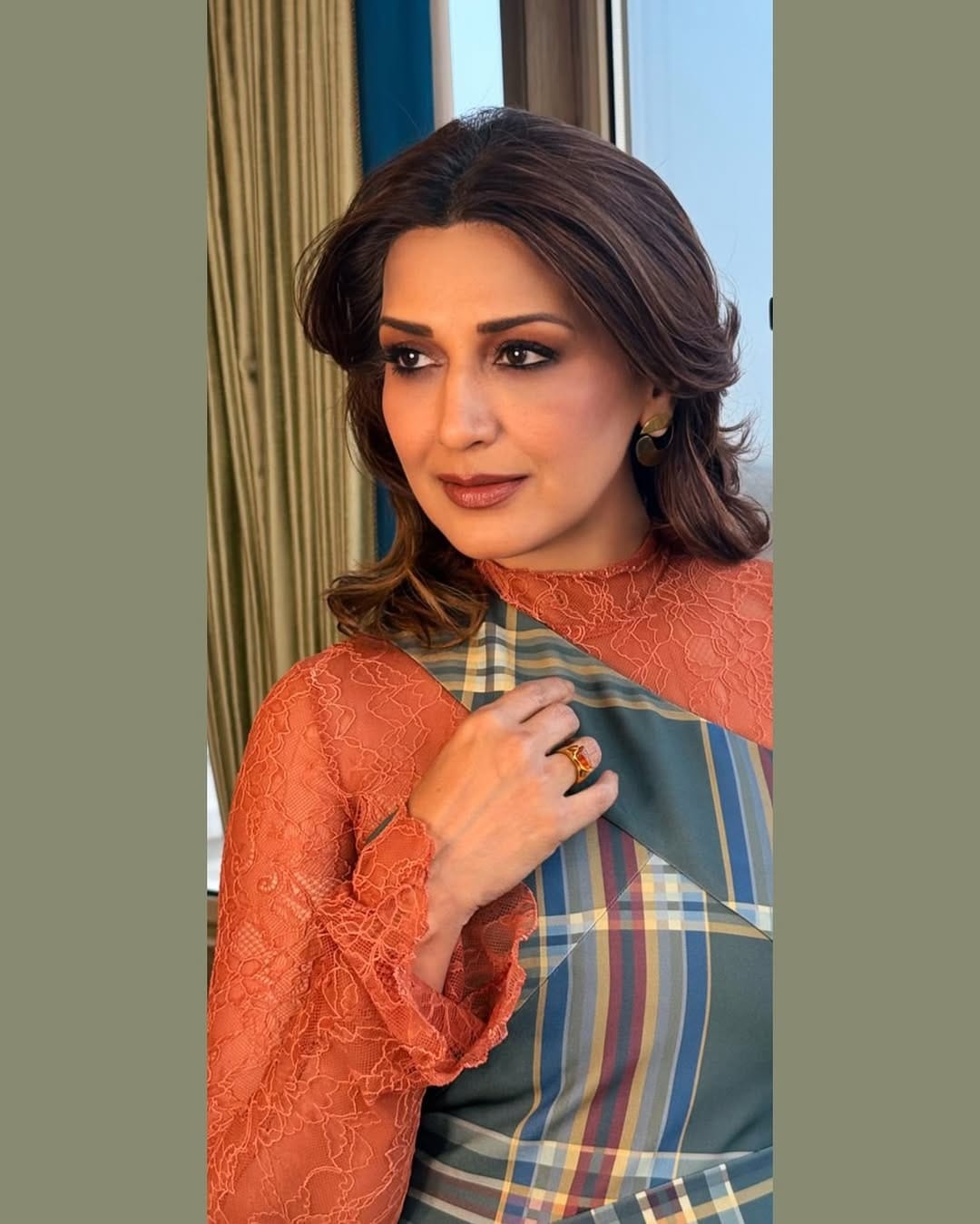 सोनाली सोशल मीडियावर कायम सक्रिय असते सोशल मीडियावर तिच्या चाहत्यांची संख्या देखील फार मोठी आहे. चाहत्यांच्या संपर्कात राहण्यासाठी अभिनेत्री कायम स्वतःचे फोटो आणि व्हिडीओ चाहत्यांसोबत शेअर करत असते. 