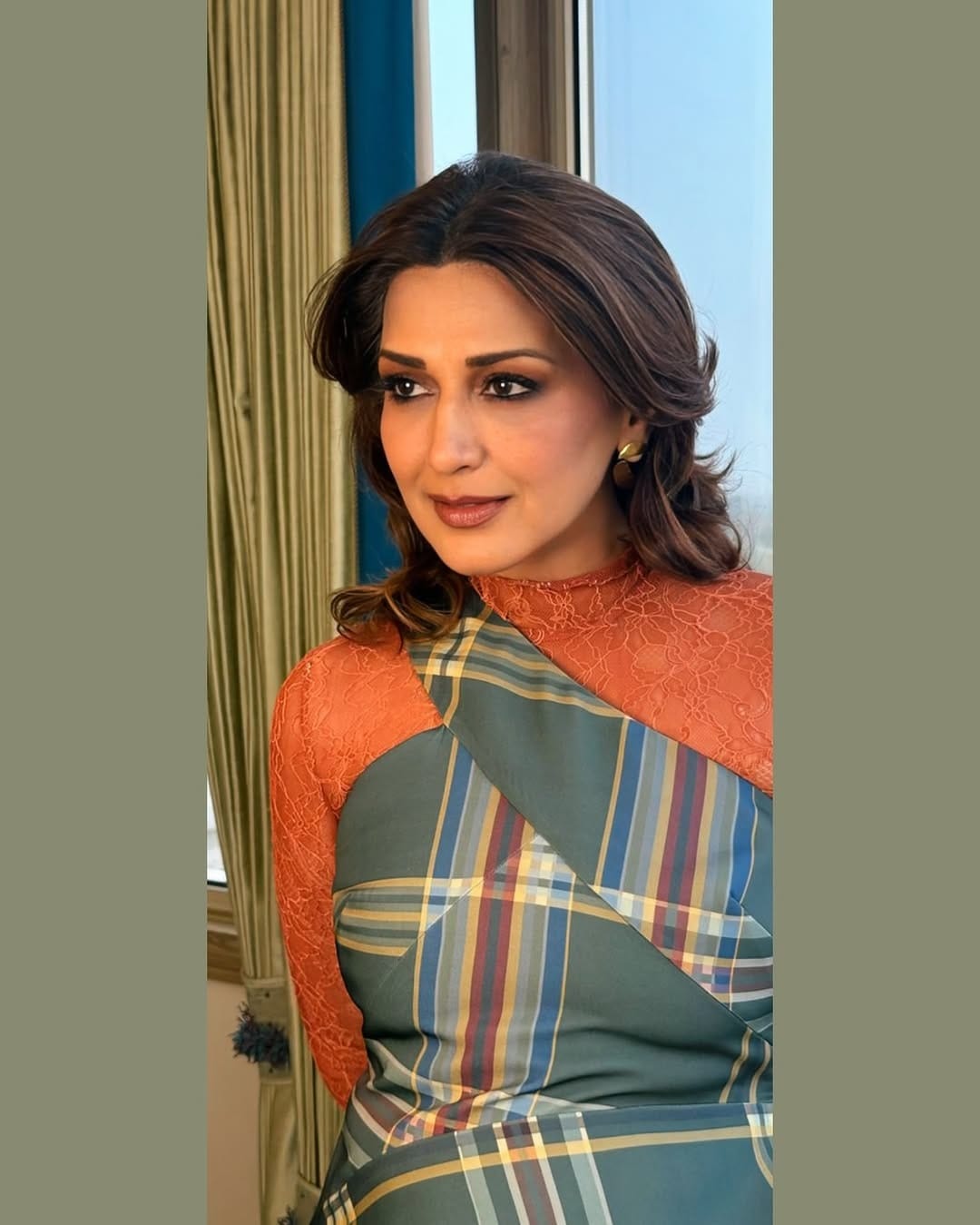 फोटो पोस्ट करत सोनाली म्हणाली, 'मार्चच्या मानसिकतेत...', चाहत्यांना देखील अभिनेत्रीचा लूक आवडला आहे... फोटोंवर अनेक चाहत्यांनी लाईक्स आणि कमेंटचा वर्षावर केला आहे. 