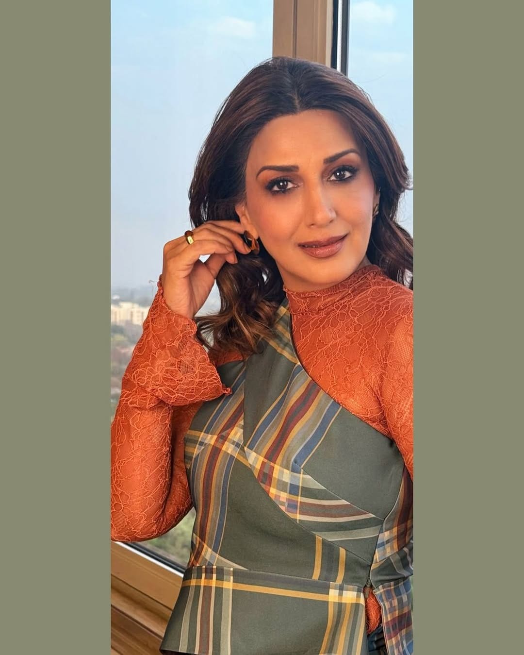 सध्या सोनाली हिचे  काही फोटो सोशल मीडियावर व्हायरल होत आहेत. क्लासी लूकमध्ये सोनाली चाहत्यांना फॅशन गोल्स देत आहे. सध्या सर्वत्र फक्त आणि फक्त सोनाली हिच्या फोटोंची चर्चा रंगली आहे. 