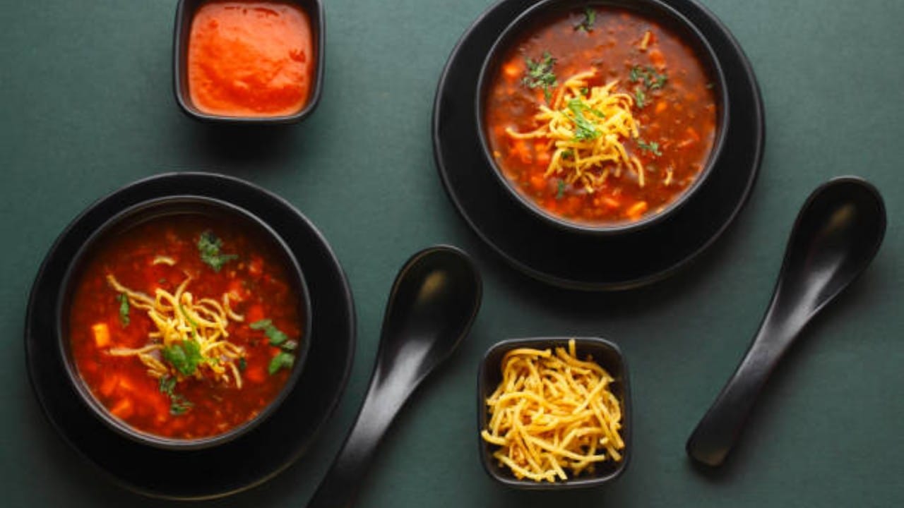 मात्र, सूपसोबत दिले जाणारे हे ड्राय नूडल्स देण्यामागे केवळ प्रेझेन्टेशन किंवा चव वाढवणे इतकाच उद्देश नसतो. तर त्यामागे एक रंजक वैज्ञानिक दृष्टिकोन आणि ग्राहकांच्या सुरक्षेचा विचारही दडलेला आहे.