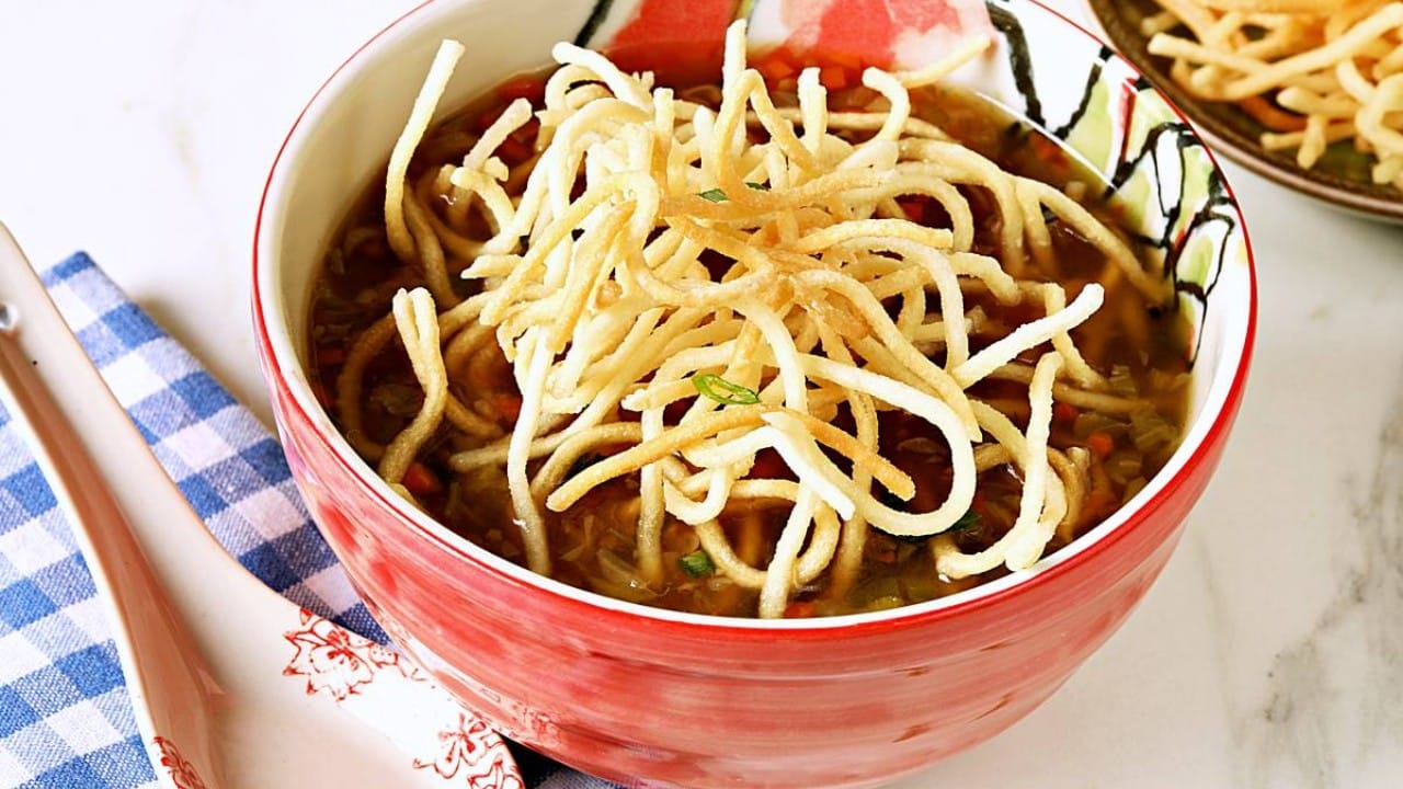 सूप हे पूर्णपणे द्रव असते. त्यात हे तळलेले नूडल्स टाकल्यामुळे एक वेगळा कुरकुरीतपणा येतो. मऊ सूप आणि कडक नूडल्स हे मिश्रण जिभेला एक वेगळा अनुभव देते. यालाच पाककलेच्या भाषेत टेक्चरल कॉन्ट्रास्ट असे म्हणतात.