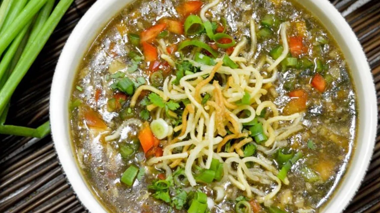 यामुळे सूप किती गरम आहे याचा अंदाज आपल्याला येतो आणि वाफेमुळे तुमची जीभ भाजण्याचा त्रास टाळता येतो. नूडल्स एका बॅरियरसारखे काम करतात, ज्यामुळे तुम्ही सूप सावधगिरीने पिता.