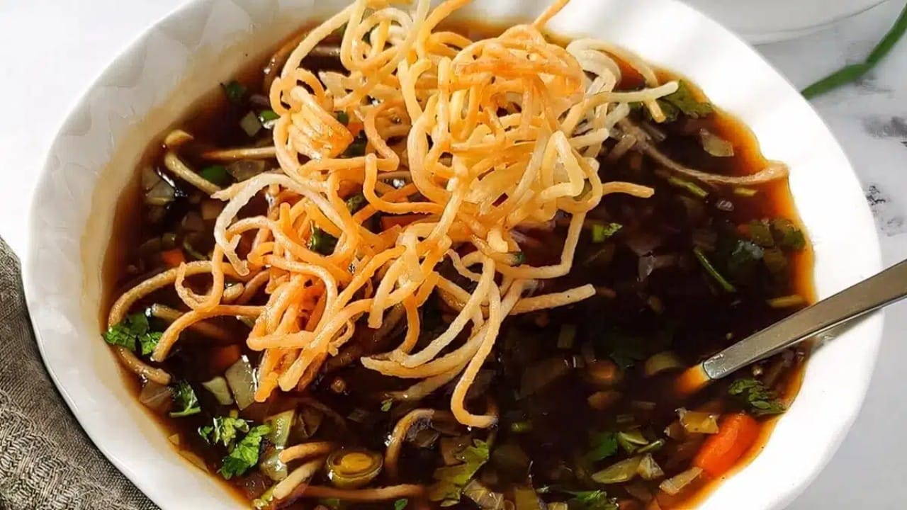 हे कुरकुरीत नूडल्स का दिले जातात? यामुळे सूप पिण्याचा अनुभव नेमका कसा सुरक्षित होतो? आणि यामुळे जेवणाची चव कशी वाढते, याबद्दल आज आपण जाणून घेणार आहोत.