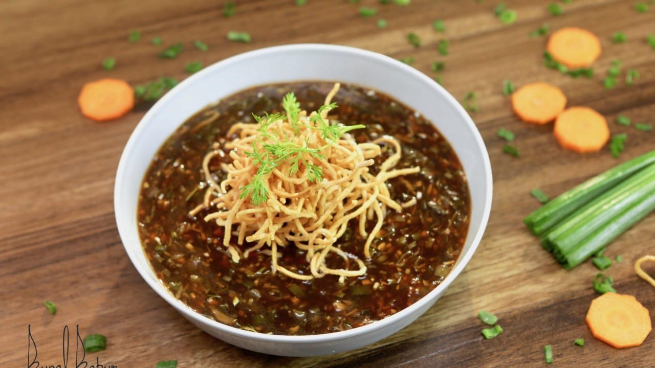 आपण हॉटेलमध्ये गेल्यावर आवडीने मन्चाऊ किंवा इतर चायनीज सूपची ऑर्डर देतो, तेव्हा त्यासोबत तळलेले कुरकुरीत नूडल्स हमखास दिले जातात. अनेकदा आपण ते केवळ चवीसाठी किंवा आवडीने सूपमध्ये मिसळतो.