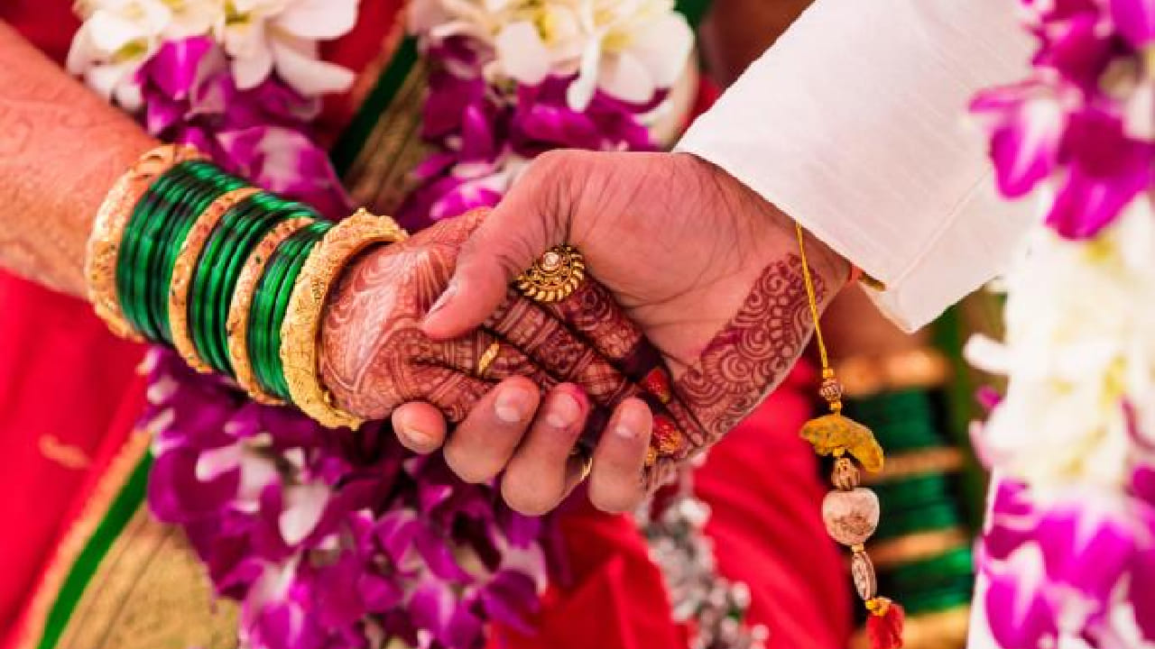 आजच्या काळात अनेकांच्या आयुष्यात लग्नाची बोलणी होतात पण काही ना काही कारणामुळे ती पुढे जात नाहीत. यामुळे कुटुंबीय आणि संबंधित व्यक्ती दोघेही मानसिकदृष्ट्या त्रस्त होतात. अशा परिस्थितीत गरुड पुराणातील काही कारणे जाणून घेतली पाहिजेत.