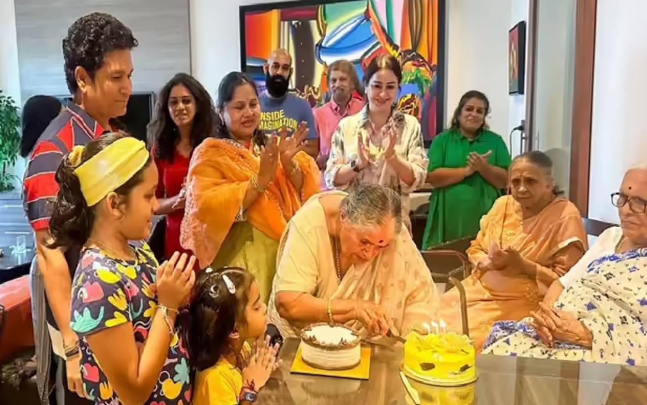  सर्वात उल्लेखनीय गोष्ट म्हणजे,  सचिनला मिळालेले सर्व पुरस्कार आणि ट्रॉफी येथे व्यवस्थित मांडून ठेवल्या आहेत. या भागाला लागूनच त्याचा डायनिंग एरिया आहे, जिथे सागवानाचे टेबल आणि गडद तपकिरी रंगाच्या चामड्याच्या खुर्च्या आहेत. या भागात एक आकर्षक महोगनी तपकिरी डायनिंग टेबल आहे, जे त्यांच्या घराच्या डायनिंग सेक्शनचा एक मुख्य भाग आहे. मागील भिंतीवर एक मोठे, रंगीत मॉडर्न आर्ट पेंटिंग हे लिव्हिंग रूमची शोभा वाढवतंय. पांढऱ्या भिंती आणि तपकिरी फर्निचर यामुळे घराला एक शांत आणि स्वागतार्ह वातावरण मिळतं. 