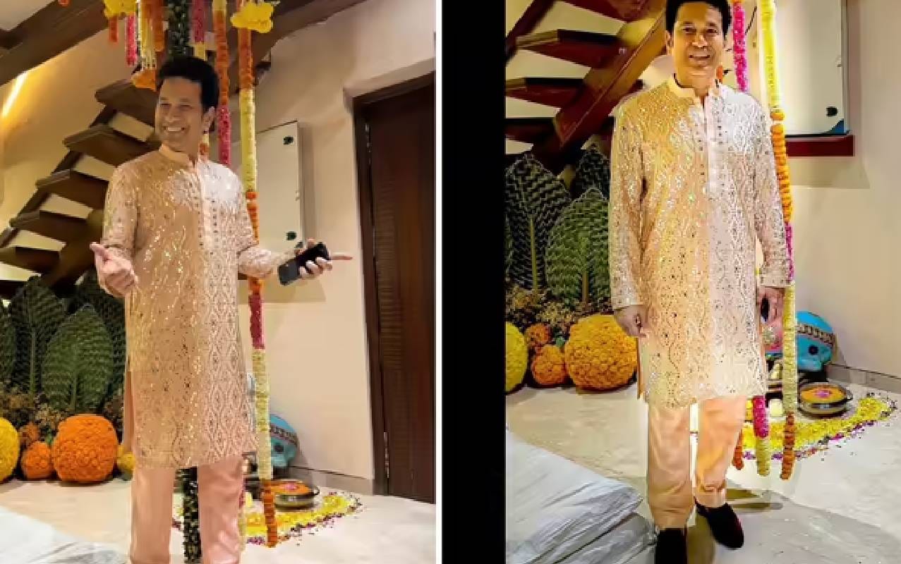 लाकडी जिने आणि लाकडी छताचे पॅनेल घराला एक क्लासिक आणि उबदार लूक देतात. सणांच्या वेळी हा परिसर अनेकदा ताज्या फुलांनी आणि हारांनी सजवला जातो, ज्यामुळे वातावरण उत्साही वाटतं. संगमरवरी फरशी आणि हलके भिंतींचे रंग यामुळे जागा प्रशस्त आणि हवेशीर ठरते. 