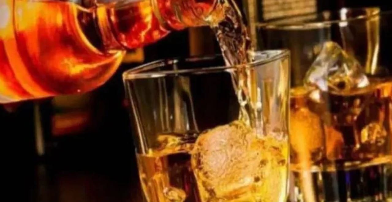 भारतात मद्य पिणाऱ्यांची संख्या कमी नाही. हजारो रुपये खर्च करून लोक मद्यप्राशन करतात. परंतु काही मद्यांमध्ये अल्कोहोलचे प्रमाण खूपच जास्त असते. त्यामुळे ती मद्यं पिताना खूप काळजी घ्यावी लागते. अन्यथा तुम्हाला खूप नशा चढण्याची भीती असते.