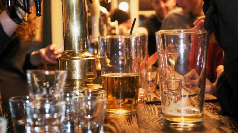 काही-काही मद्यांमध्ये अक्लोहोलचे प्रमाण खूपच असते. आकड्यातच सांगायचे झाल्यासे हे प्रमाण थेट 80 ते 90 टक्क्यांपर्यंत असते. मद्यांचे हे ब्रँड कोणते आहेत, ते जाणून घेऊ या. या यादीत पहिल्या क्रमांकावर येते Balkan 176 Vodka हे मद्य.