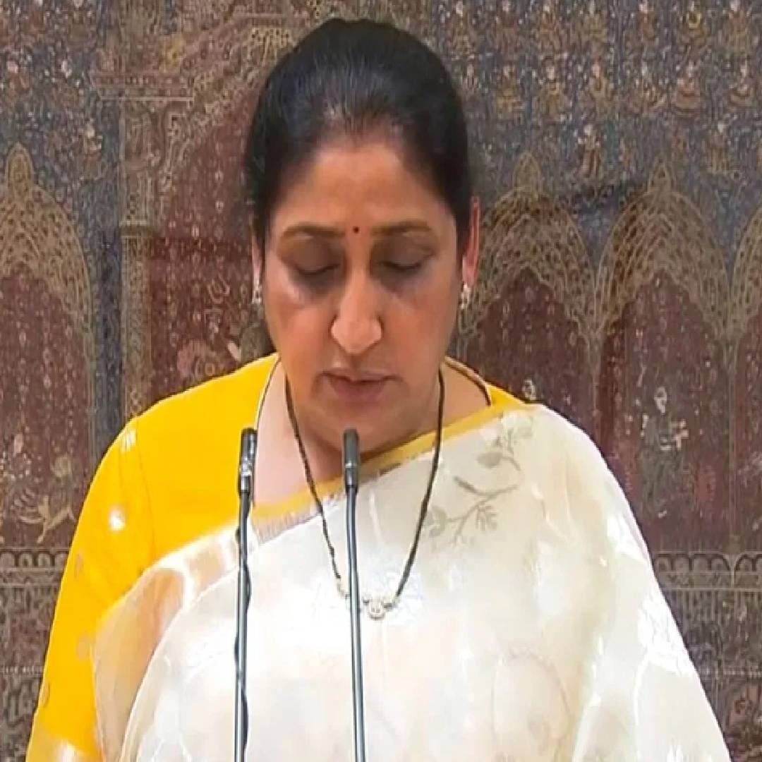 अजित पवार यांच्यानंतर आता राष्ट्रवादी काँग्रेसची सर्व सूत्र सुनेत्रा पवार यांच्या हाती आहे. विधिमंडळात त्या राष्ट्रवादी काँग्रेस पक्षाच्या प्रमुख आहेत. त्या शिवाय राष्ट्रवादी काँग्रेस पार्टीच्या अध्यक्षपदी त्यांची निवड झाली आहे. 