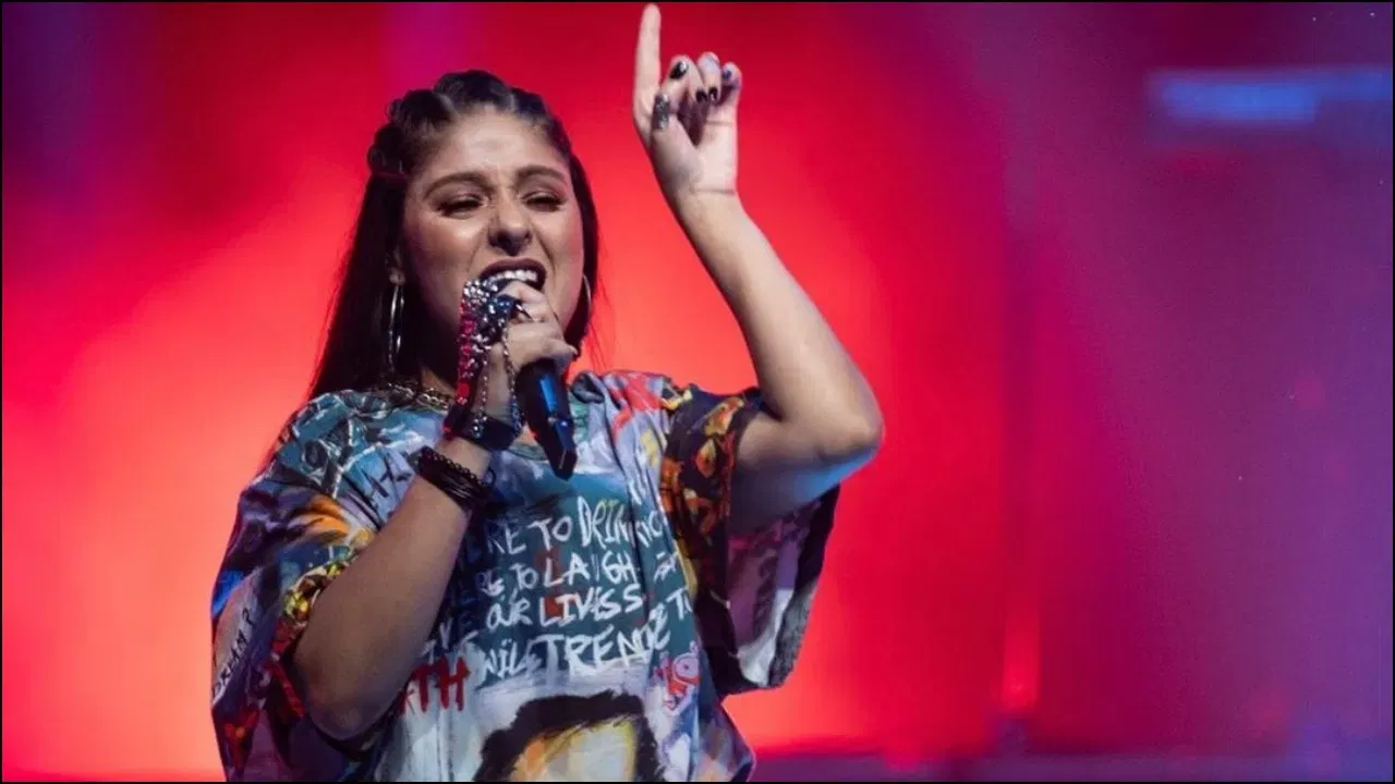 लग्नानंतर सुरुवातीला सर्व काही ठीक दिसत होते, पण काही महिन्यांतच दोघांमध्ये मतभेद सुरू झाले. प्रेमासाठी घर सोडलेल्या सुनिधीला फार लवकर कळले की तिने चुकीचा निर्णय घेतला आहे. लग्न झाल्यानंतर अवघ्या एक वर्षातच दोघांचा घटस्फोट झाला. 