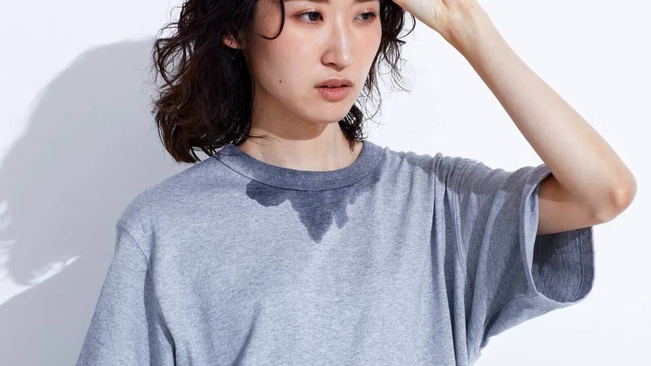 अश्रूंना खारट चव का असते? :  अश्रूंमध्ये सुमारे 98% पाणी असते, परंतु उर्वरित भाग मीठ, प्रथिने आणि इतर घटकांपासून बनलेला असतो. मीठ आपल्या रक्ताप्रमाणेच इलेक्ट्रोलाइट्सचे संतुलन राखते, म्हणूनच आपल्या अश्रूंना खारट चव येते. अश्रू हे आपले डोळे कोरडे होण्यापासून रोखतात आणि बॅक्टेरियापासून संरक्षण करतात. (Image Credit Source: Social Media)