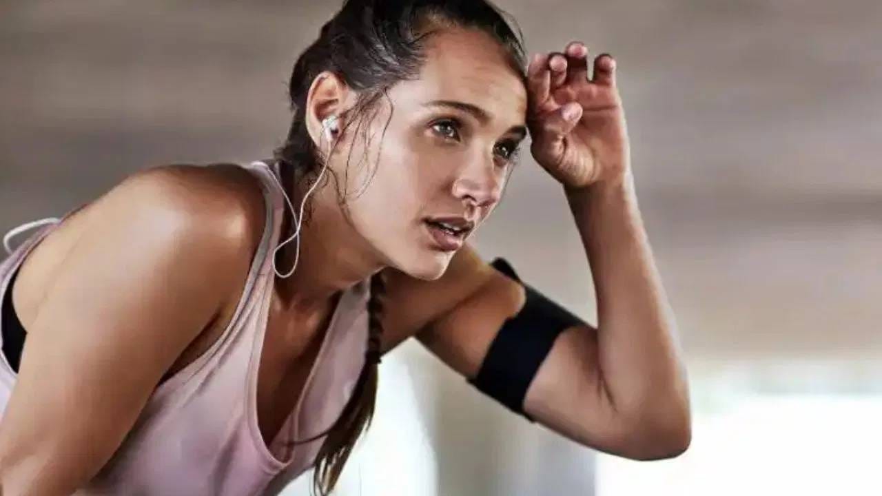 घामामध्ये सोडियम का असतं?: जेव्हा शरीर उष्णता नियंत्रित करण्यासाठी घाम निर्माण करते तेव्हा त्यात बहुतेक पाणी आणि उर्वरित इलेक्ट्रोलाइट्स असतात, विशेषतः सोडियम आणि क्लोराइड. हे सोडियम शरीरातून बाहेर टाकले जाते, म्हणूनच घामाला खारटपणा जाणवतो.(Image Credit Source: Social Media)