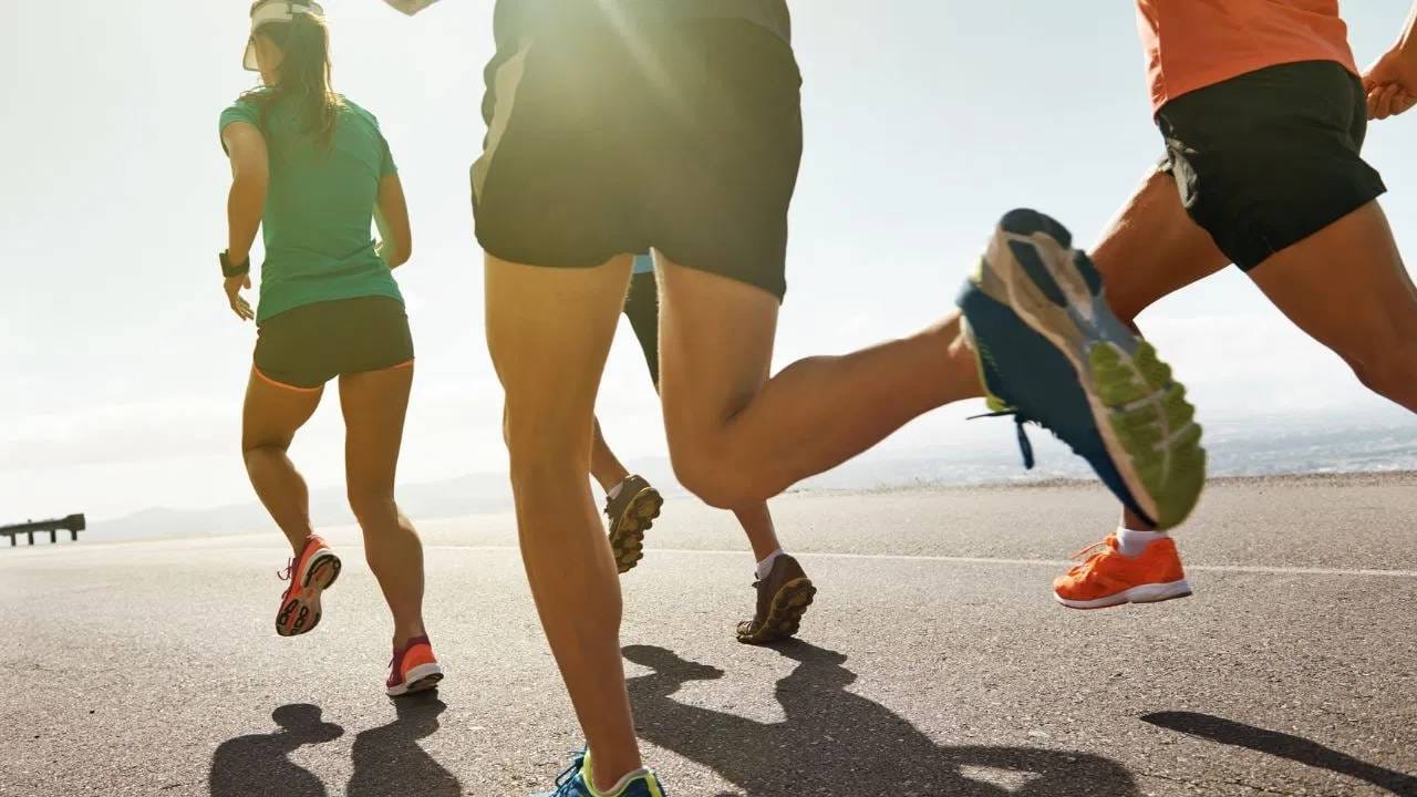 जास्त घाम येणं आणि कमी पाणी पिणं यामुळे जेव्हा शरीरातील संतुलन बिघडते तेव्हा खारटपणाची लक्षणे अधिक ठळक होतात. (Image Credit Source: Social Media)