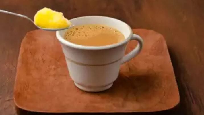 चहा कुणाला आवडत नाही. जवळजवळ प्रत्येकजण चहाप्रेमी आहे. आपण दिवसातून दोन ते तीन वेळा चहा पितोच. परंतु कधीकधी चहा पिण्याची हीच सवय तुम्हाला फार संकटात टाकू शकते. प्रमाणापेक्षा जास्त चहा पिण्याच्या सवयीमुळे तुमच्या आरोग्यावर वाईट परिणाम होऊ शकतो.