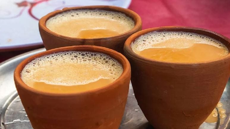 प्रमाणात चहाचे पिल्यास तुम्हाला ताजेतवाणे वाटू शकते. चहामध्ये अँटीऑक्सिडंट असतात. त्यामुळे आळस गेल्यासारखे वाटते. पण काही लोक असे असतात की त्यांना प्रत्येक दोन ते तीस तासाला चहा लागतो. दिवसभरात किती चहा प्यावा याचे निश्चित प्रमाण नाही. 