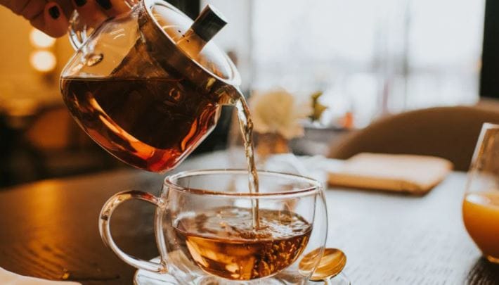 परंतु दिवसभरात शरीरात 200 ते 300 मिली ग्रॅमपेक्षा जास्त कॅफीन जायला नको. तुम्ही दिवसभरात पाच ते सहा कप चहा घेत असल्यास वेळीच सावध होणे गरजेचे आहे. प्रमाणापेक्षा जास्त चहा पिल्यास तुमच्या शरीरातील कॅफीन वाढते. यामुळे हृदयाची धडधड वाढणे, झोप न लागणे अशी समस्या येऊ शकते. 