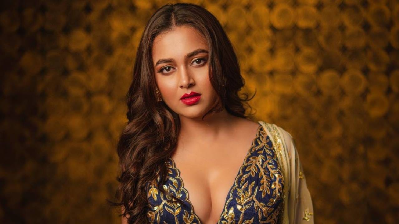 बिग बॉसचा पंधरावा सिझन जिंकल्यापासून अभिनेत्री तेजस्वी प्रकाशची लोकप्रियता प्रचंड वाढली आहे. त्यानंतर ती बऱ्याच मालिका आणि टीव्ही शोजमध्ये झळकली आहे. 'नागिन 6'नंतर ती 'लाफ्टर शेफ'मध्येही दिसली. तेजस्वीचा सोशल मीडियावर खूप मोठा चाहतावर्ग आहे. रिपोर्टनुसार एका एपिसोडसाठी तिला दोन लाख रुपये मानधन मिळतं.