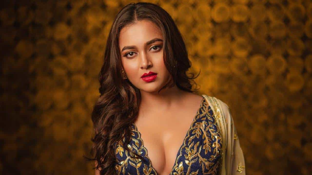 बिग बॉसचा पंधरावा सिझन जिंकल्यापासून अभिनेत्री तेजस्वी प्रकाशची लोकप्रियता प्रचंड वाढली आहे. त्यानंतर ती बऱ्याच मालिका आणि टीव्ही शोजमध्ये झळकली आहे. 'नागिन 6'नंतर ती 'लाफ्टर शेफ'मध्येही दिसली. तेजस्वीचा सोशल मीडियावर खूप मोठा चाहतावर्ग आहे. रिपोर्टनुसार एका एपिसोडसाठी तिला दोन लाख रुपये मानधन मिळतं.