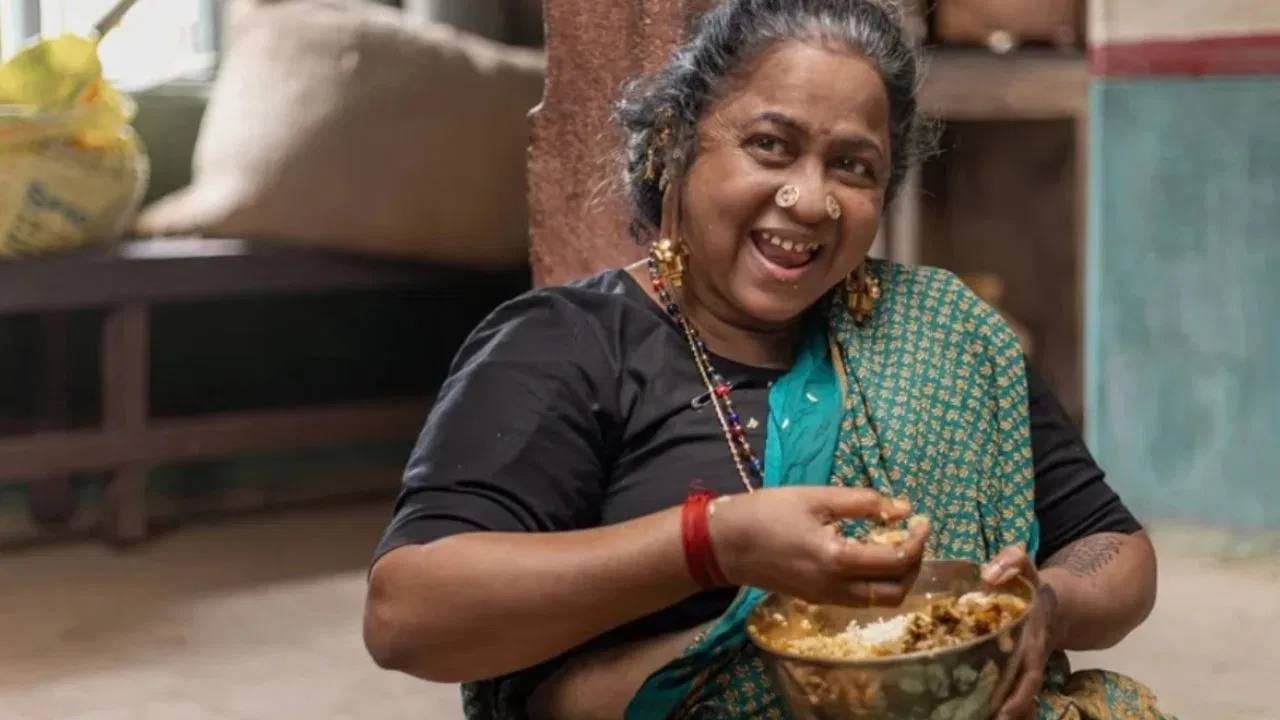 दाक्षिणात्य चित्रपटसृष्टीतील ज्येष्ठ अभिनेत्री राधिका सरथकुमार यांच्या 'थाई किझावी' या चित्रपटाचं बजेट फक्त 9 कोटी रुपये असल्याचं कळतंय. इतक्या कमी बजेटमध्ये बनलेल्या या चित्रपटाने प्रदर्शनाच्या 10 दिवसांत जगभरात 50 कोटी रुपयांची कमाई केली आहे. 
