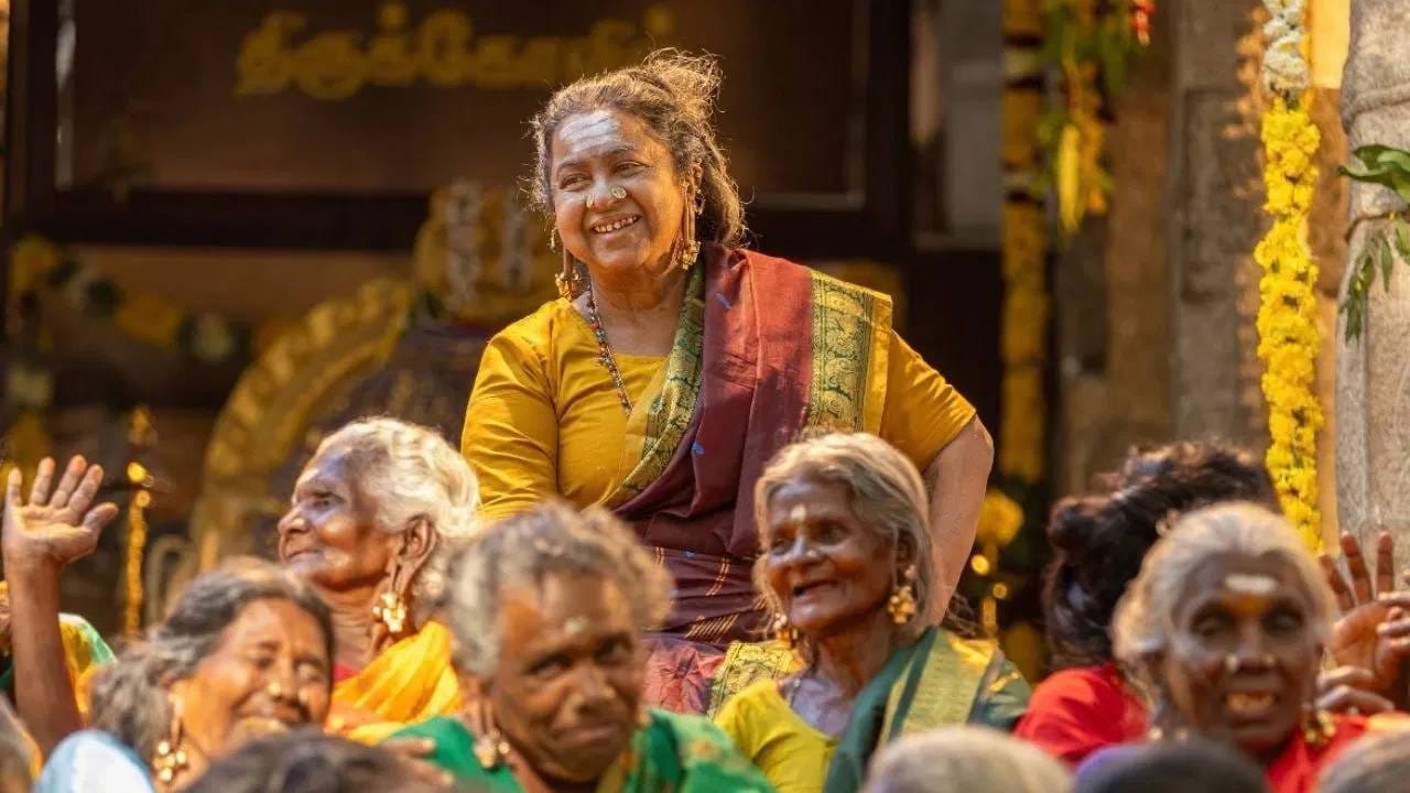 शिवकुमार मुरुगेसन दिग्दर्शित 'थाई किझावी' हा चित्रपट एक कॉमेडी ड्रामा आहे. विशेष म्हणजे यात कोणताच ओळखीचा स्टार नाही. किंबहुना 63 वर्षांच्या ज्येष्ठ अभिनेत्रीच्या जोरावर हा चित्रपट बॉक्स ऑफिसवर कमाल कामगिरी करतोय. 
