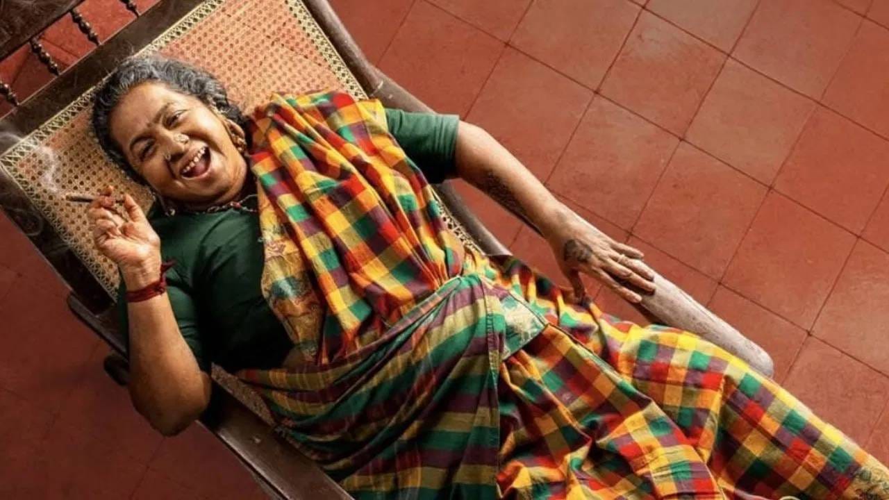 या तमिळ चित्रपटाचं नाव आहे थाई किझावी. अत्यंत कमी बजेट बनलेल्या या कॉमेडी चित्रपटाला प्रेक्षकांकडून जबरदस्त प्रतिसाद मिळतोय. 27 फेब्रुवारी 2026 रोजी हा चित्रपट थिएटरमध्ये प्रदर्शित झाला असून बॉक्स ऑफिसवर त्याची तगडी कमाई होत आहे. 
