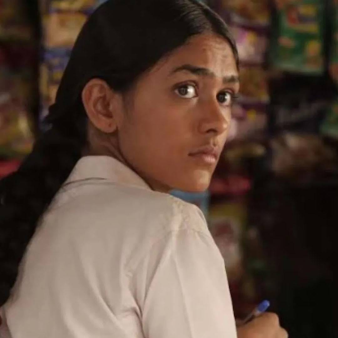 अभिनेत्री मृणाल ठाकूरला फिल्म इंडस्ट्रीमध्ये एक दशकापेक्षा जास्त काळ झालाय. या दरम्यान तिने अनेक छोट्या-मोठ्या प्रोजेक्टमध्ये काम केलं आहे. अनेक चित्रपटात लीड रोल न मिळूनही तिने आपल्या भूमिकेला न्याय दिलाय.