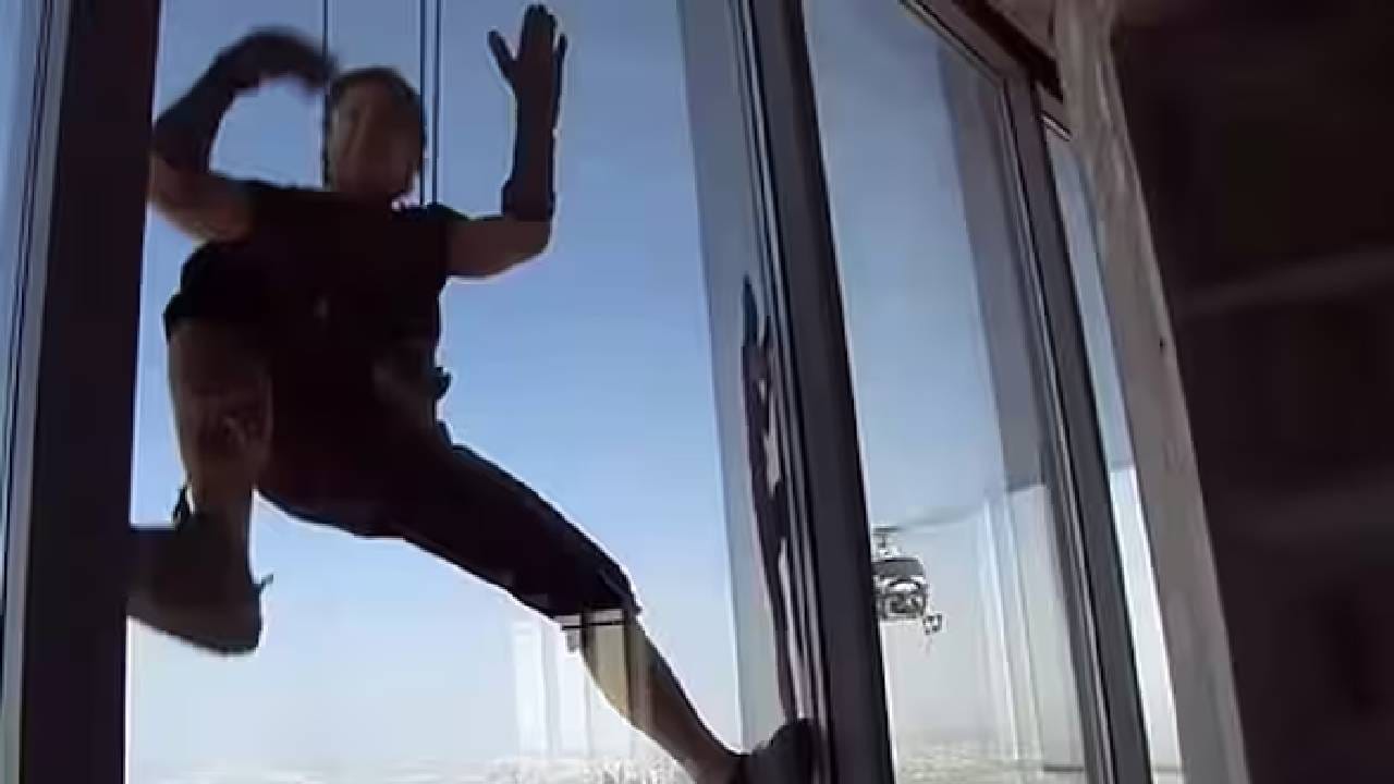 हॉलिवूडचा सर्वांत खतरनाक स्टंट.. अशा शब्दांत सोशल मीडियावर त्याची चर्चा झाली होती. टॉम क्रूझने विमानातून उडी मारणं, लटकणं, उडत्या हेलिकॉप्टरच्या दारावर उभं राहणं, उंचावरून उडी मारणं असे अनेक स्टंट्स स्वत:च केले आहेत. 
