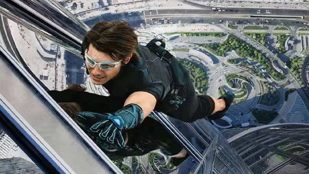 'मिशन इम्पॉसिबल घोस्ट प्रोटोकॉल' या चित्रपटात बुर्ज खलिफावर केलेला स्टंट कधीच विसरलं जाऊ शकत नाही. लोकांना आजही या गोष्टीवर विश्वास होत नाही की, या चित्रपटातील हिरोने स्वत:च तो जीवघेणा स्टंट केला होता. 2011 मध्ये हा चित्रपट प्रेक्षकांच्या भेटीला आला होता. 'मिशन इम्पॉसिबल 4'मध्ये बुर्ज खलिफाच्या काचेच्या भिंतीवर लटकून अभिनेता टॉम क्रूझने खतरनाक स्टंट केला होता. 
