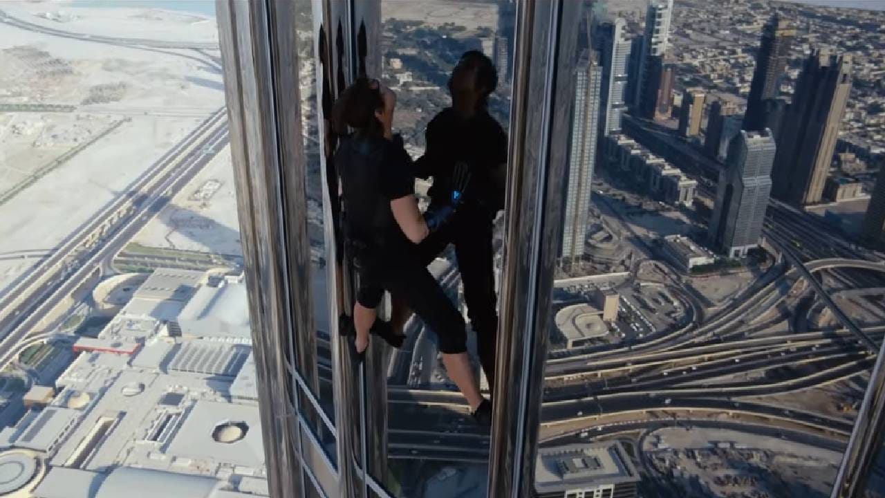 या सीनच्या शूटिंगदरम्यान टॉम क्रूझ बराच वेळ उंचावर हार्नेसच्या मदतीने हवेत लटकून होता. एका शॉटदरम्यान काचेला धडकून त्याला किरकोळ दुखापतसुद्धा झाली होती. परंतु तरीही त्याने शूटिंग थांबवलं नव्हतं. जेव्हा थिएटरमध्ये प्रेक्षकांनी हा सीन पाहिला, तेव्हा सर्वजण थक्क झाले होते. 
