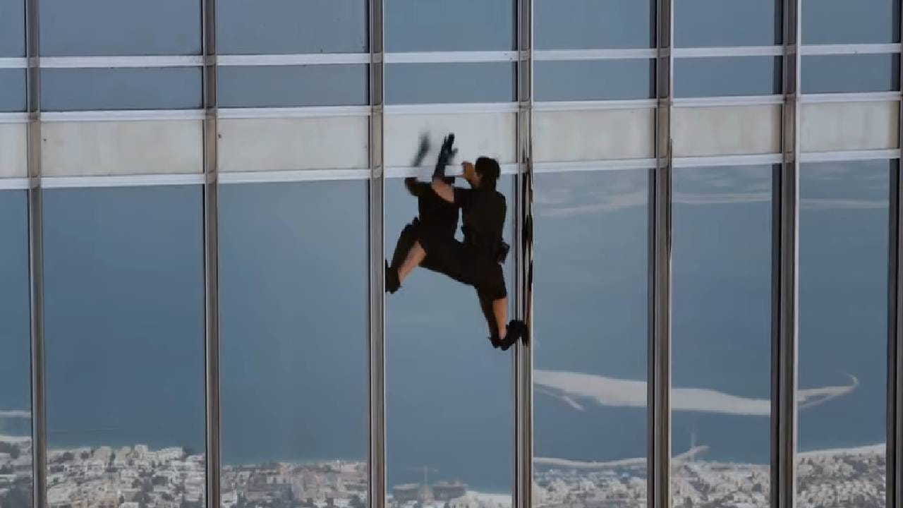 'मिशन इम्पॉसिबल: घोस्ट प्रोटोकॉल'मध्ये टॉम क्रूझने एथन हंटची भूमिका साकारली होती. एथनला दुबईत नेलं जातं आणि तिथे तो हेंड्रिक्स उर्फ कोबाल्टच्या (मायकल नाइक्विस्ट) एका विनाशकारी शस्त्राला शोधण्यासाठी जातो. या सीनसाठी एथनला 2722 फूट उंच गगनचुंबी इमारतीच्या 130 व्या मजल्यावर पोहोचायचं असतं. यासाठी तो लिफ्टच्या ऐवजी मॅग्नेट ग्लोव्ह्जचा वापर करतो. 
