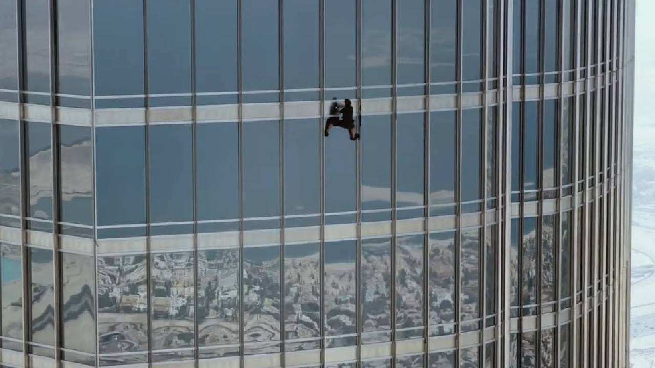 दुबईतील बुर्ज खलिफा इमारत ही जवळपास 828 मीटर उंचीची आहे. ही जगातली सर्वांत उंच इमारत मानली जाते. या इमारतीवरून खाली डोकावून पाहताना सर्वसामान्य माणसाची घाबरगुंडी उडते. याच इमारतीच्या 130 व्या मजल्यावरून उडी मारण्याचा आणि लटकण्याचा सीन खुद्द टॉम क्रूझने केला होता. आणखी एका सीनमध्ये टॉम मॅग्नेट ग्लोव्ह्ज घालून इमारतीचे 11 मजले चढला होता. 
