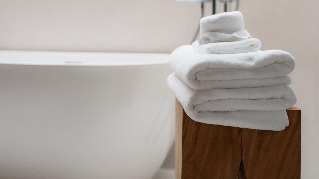 प्रत्येक वापरानंतर टॉवेल धुण्याची गरज नसली तरी साधारणपणे ३ ते ४ वापरानंतर बाथ टॉवेल धुतला पाहिजे. तसेच हात पुसण्यासाठी वापरला जाणारा टॉवेल जास्त वेळा धुवावा. कारण त्याचा वापर वारंवार होतो.