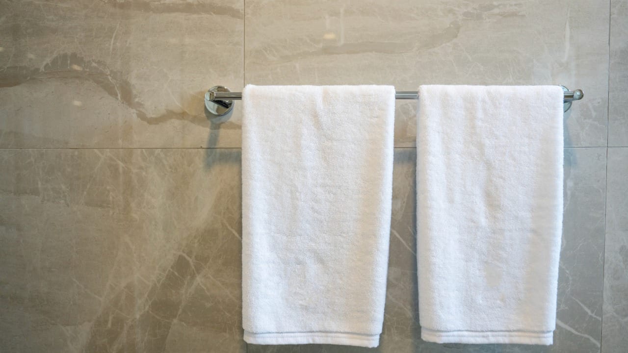 त्यामुळे साधारणपणे दर २ ते ३ वर्षांनी जुना बाथ टॉवेल बदलून नवीन खरेदी करावा. तसेच तुम्ही वापरत असलेला कोणताही टॉवेल जास्तीत जास्त ५ वर्षांपर्यंतच वापरावा. यामुळे तुमची त्वचा सुरक्षित राहते.