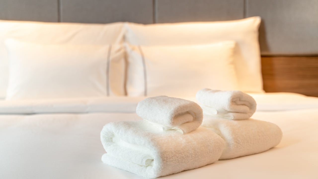 प्रसिद्ध तज्ज्ञ जेनिफर ॲडम्स यांच्या मते, वारंवार धुण्यामुळे टॉवेलमधील कापसाचे तंतू कमकुवत होतात आणि त्याची पाणी शोषण्याची क्षमता (Absorbency) कमी होते.