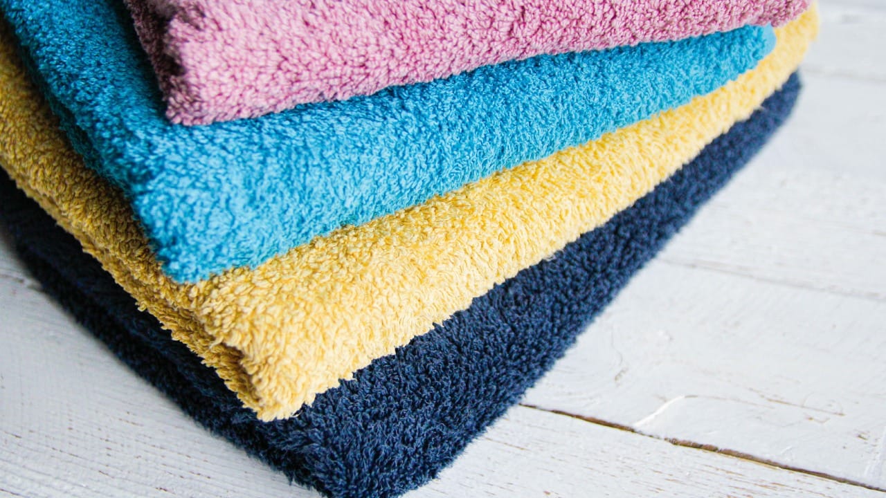 आपल्यापैकी अनेकजण चादरी, उशांचे कव्हर किंवा टॉवेल धुण्याबाबत थोडे निष्काळजी असतो. अजून तर स्वच्छ दिसतोय, एक-दोन दिवस अजून चालेल असा विचार आपण अनेकदा करतो. मात्र ही सवय तुमच्या आरोग्यासाठी महागात पडू शकते.