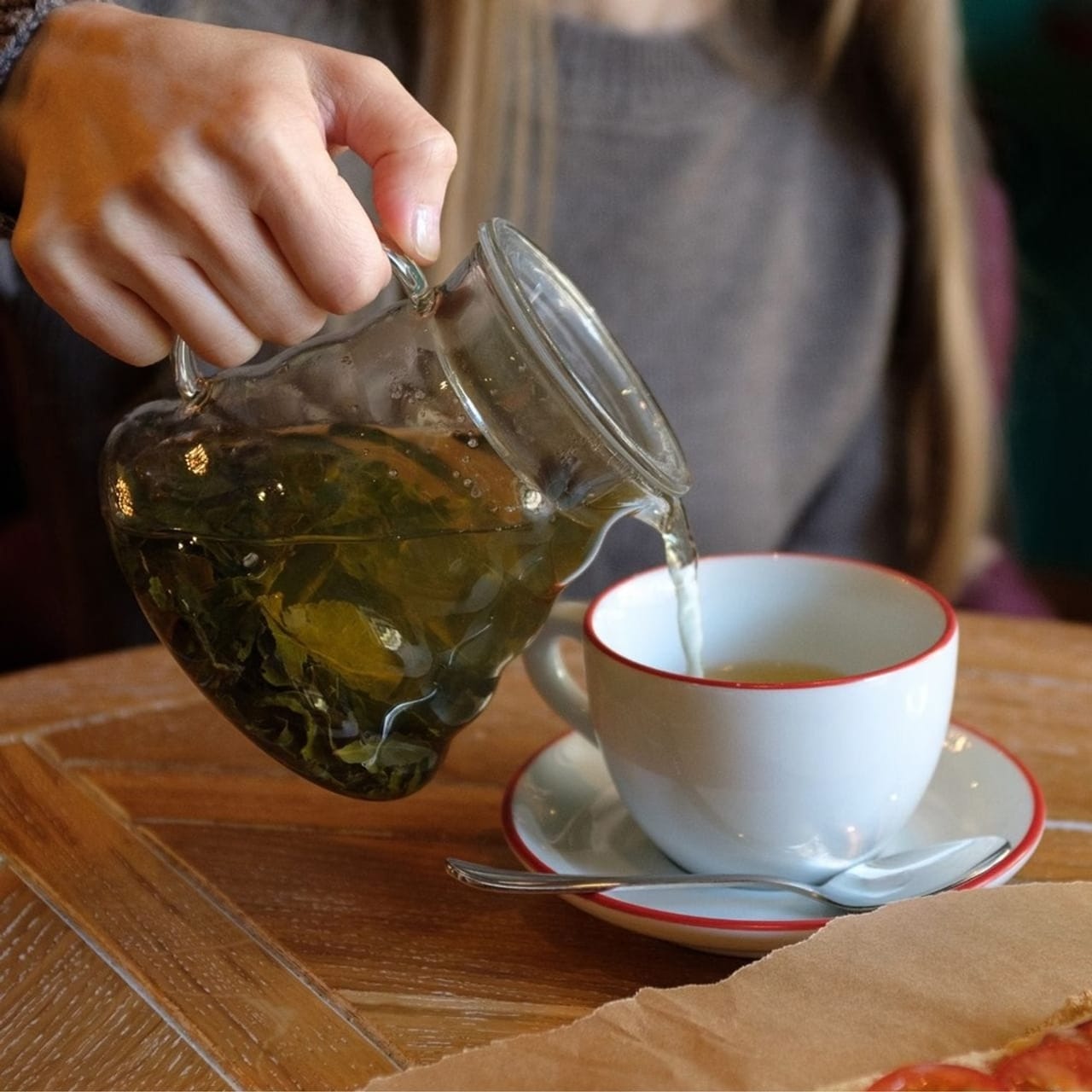 तुळशीची पाने पाण्यात उकळा आणि त्यात थोडे आले आणि काळी मिरी घाला. ते गाळून घ्या आणि प्या. तुम्ही फक्त तुळशीच्या पानांचा वापर करून एक काढा देखील बनवू शकता, जो घसा खवखवणे कमी करण्यास, सर्दी कमी करण्यास आणि शरीराची प्रतिकारशक्ती वाढविण्यास मदत करतो.