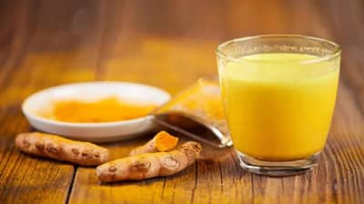 रात्री झोपण्यापूर्वी हा पदार्थ मिसळून हळदीचे दूध प्या, आहेत अनेक आरोग्याचे फायदे